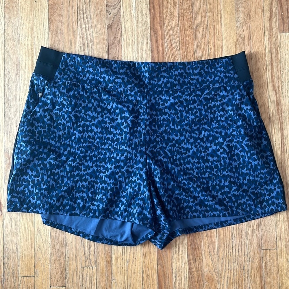 Athleta Brooklyn Blue Printed Short Size: 22 - Picture 2 of 9